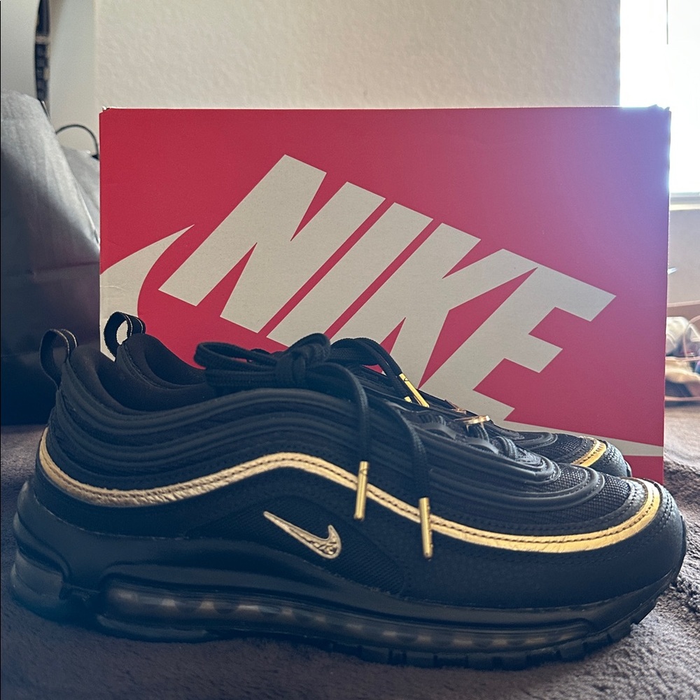 Nike Men's Black and Gold Air Max Sneakers